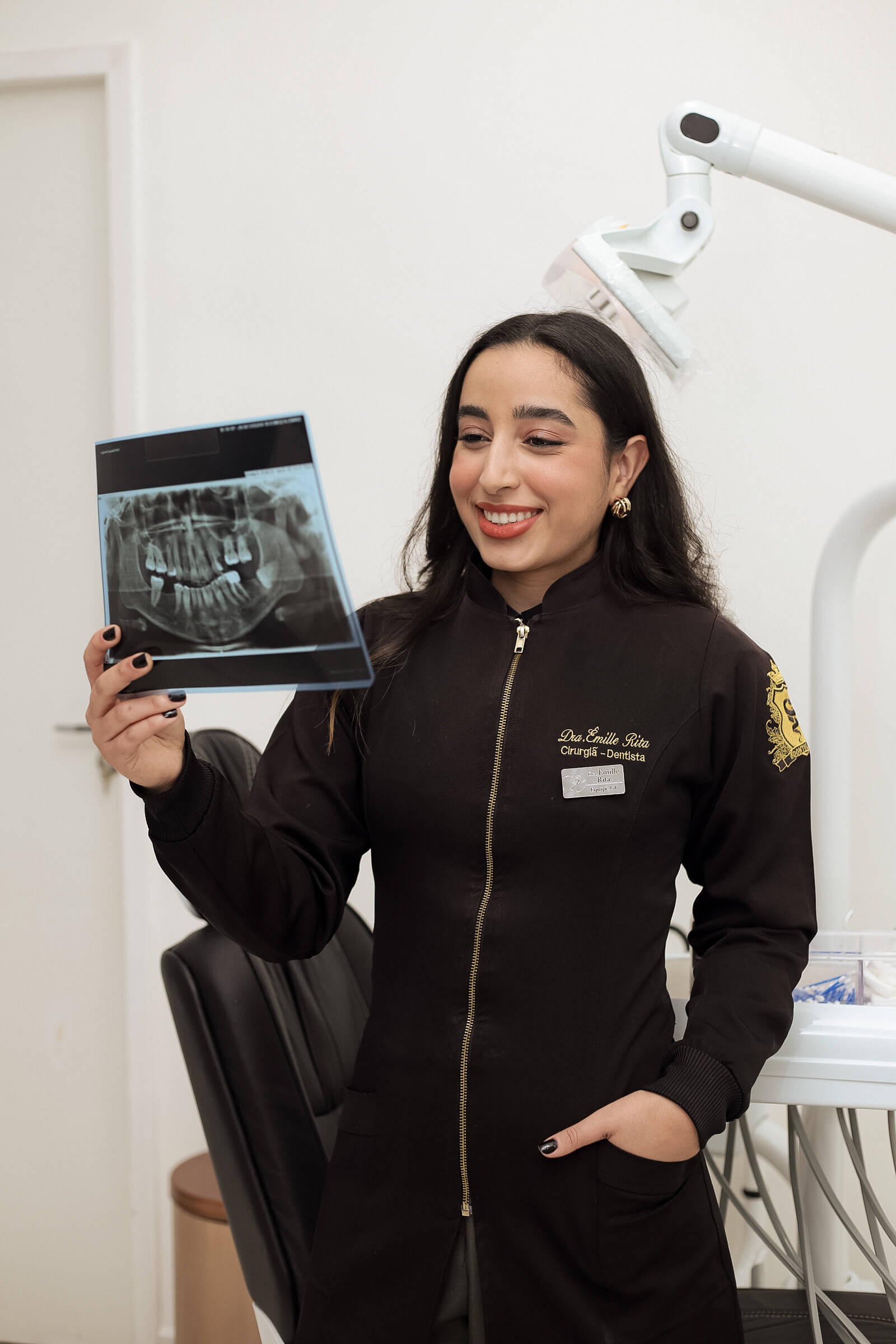 Dra. Êmille no consultório